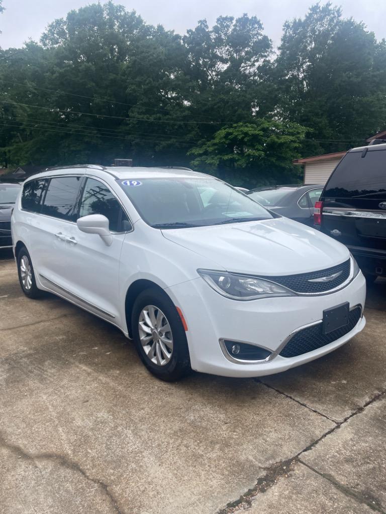 2019 Chrysler Pacifica Touring L's photo