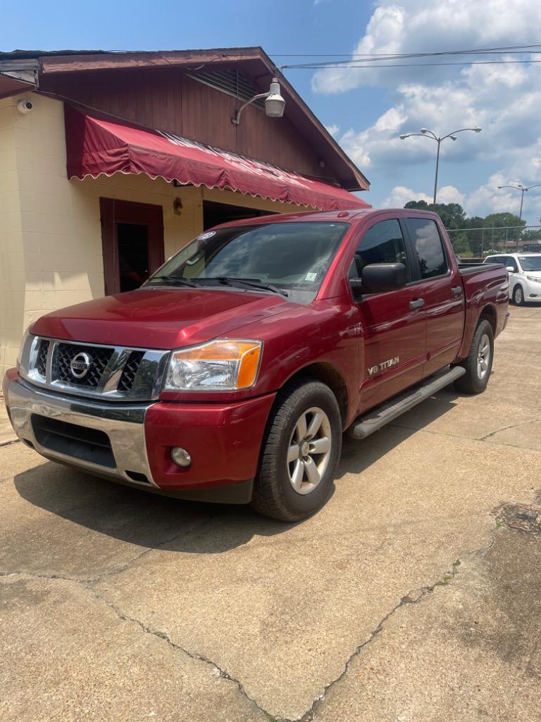 2013 Nissan Titan SV's photo
