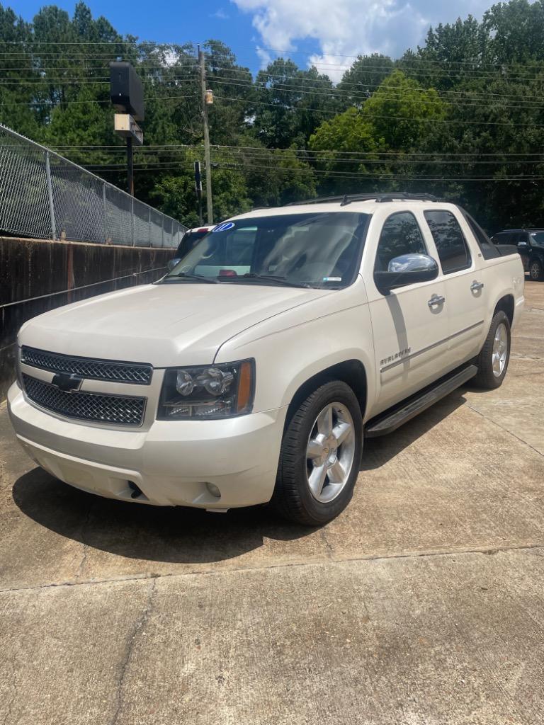 2011 Chevrolet Avalanche LTZ's photo